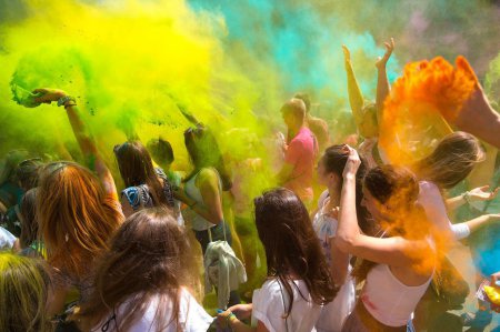 Фестиваль красок Холи впервые в Чехове
